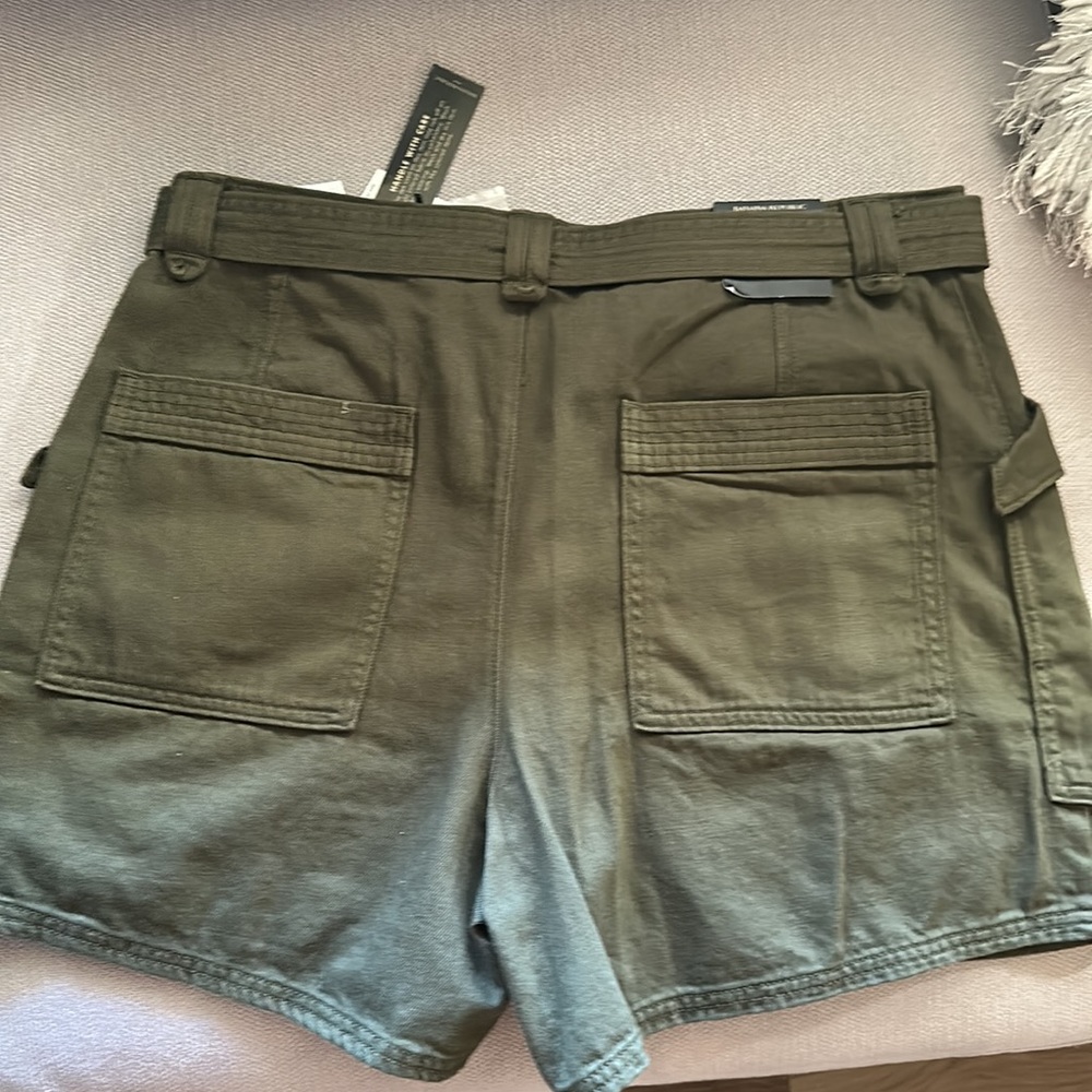 Banana Republic Cargo Shorts - brand new khaki Green - Picture 2 of 2